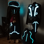 Nell'immagine i costumi del film Tron, realizzati con illuminazione LED