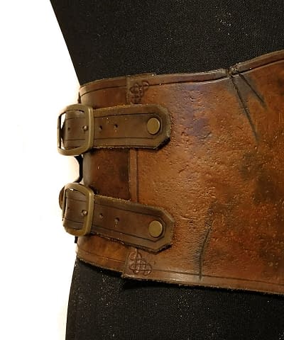 Cinturone in stile vichingo con linee semplici e chiusura laterale. Possibile aggiunta di pelliccia.