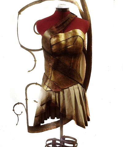 Riproduzione del costume di Diana versione Amazzone dal film Wonder Woman. Realizzato in cuoio e stoffa, interamente su misura.