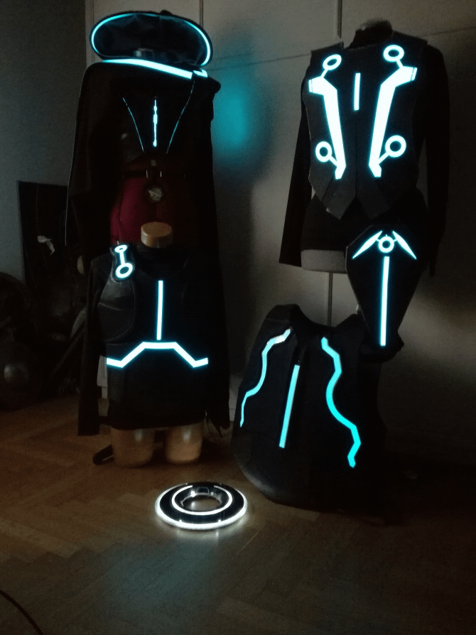 Nell'immagine i costumi del film Tron, realizzati con illuminazione LED